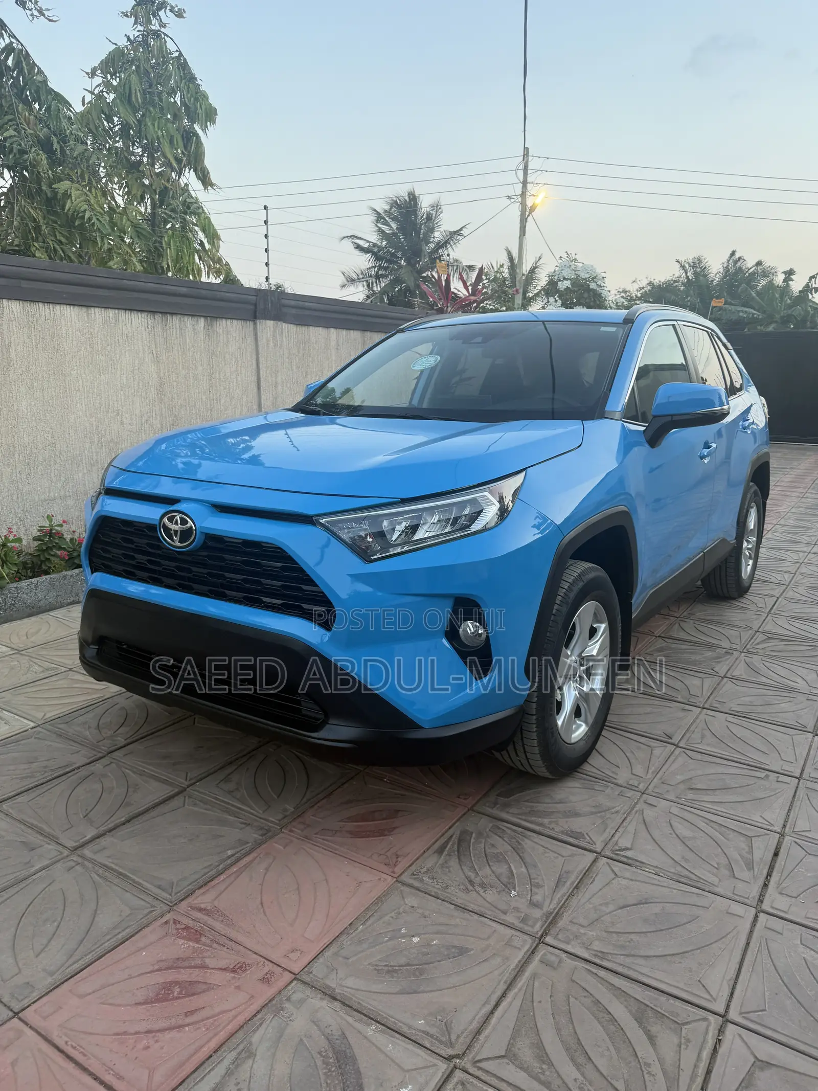 Toyota RAV4 XLE 2021 Blue
