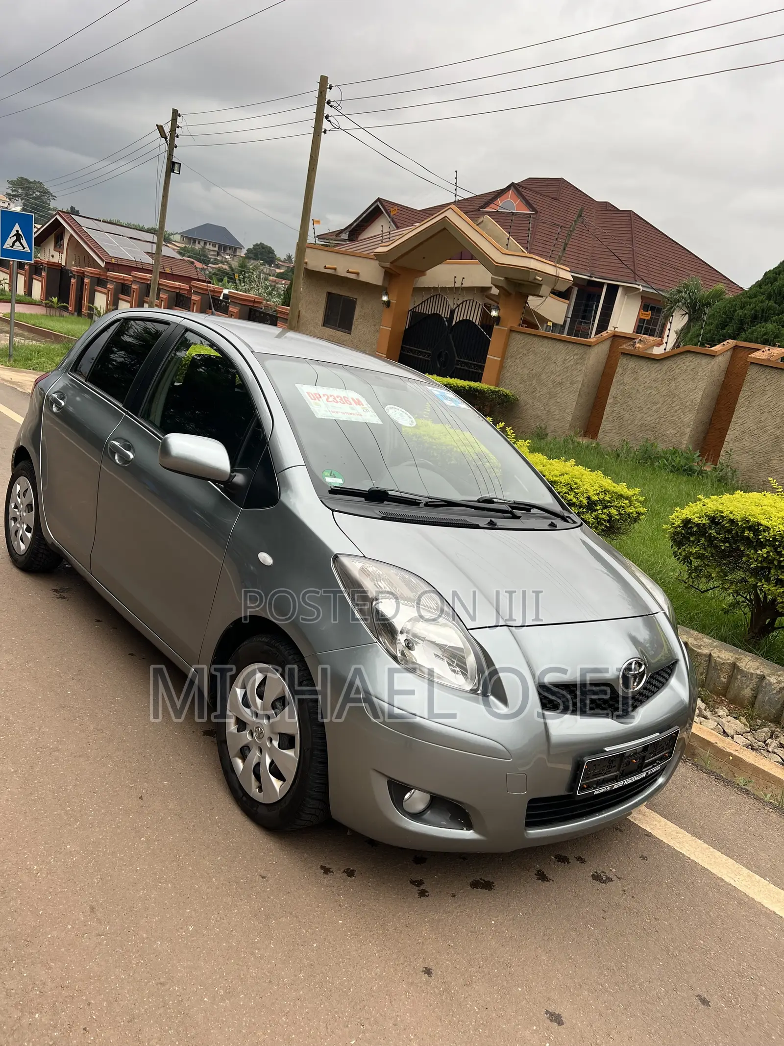 Toyota Yaris Base Hatchback 5dr 2010 Gray