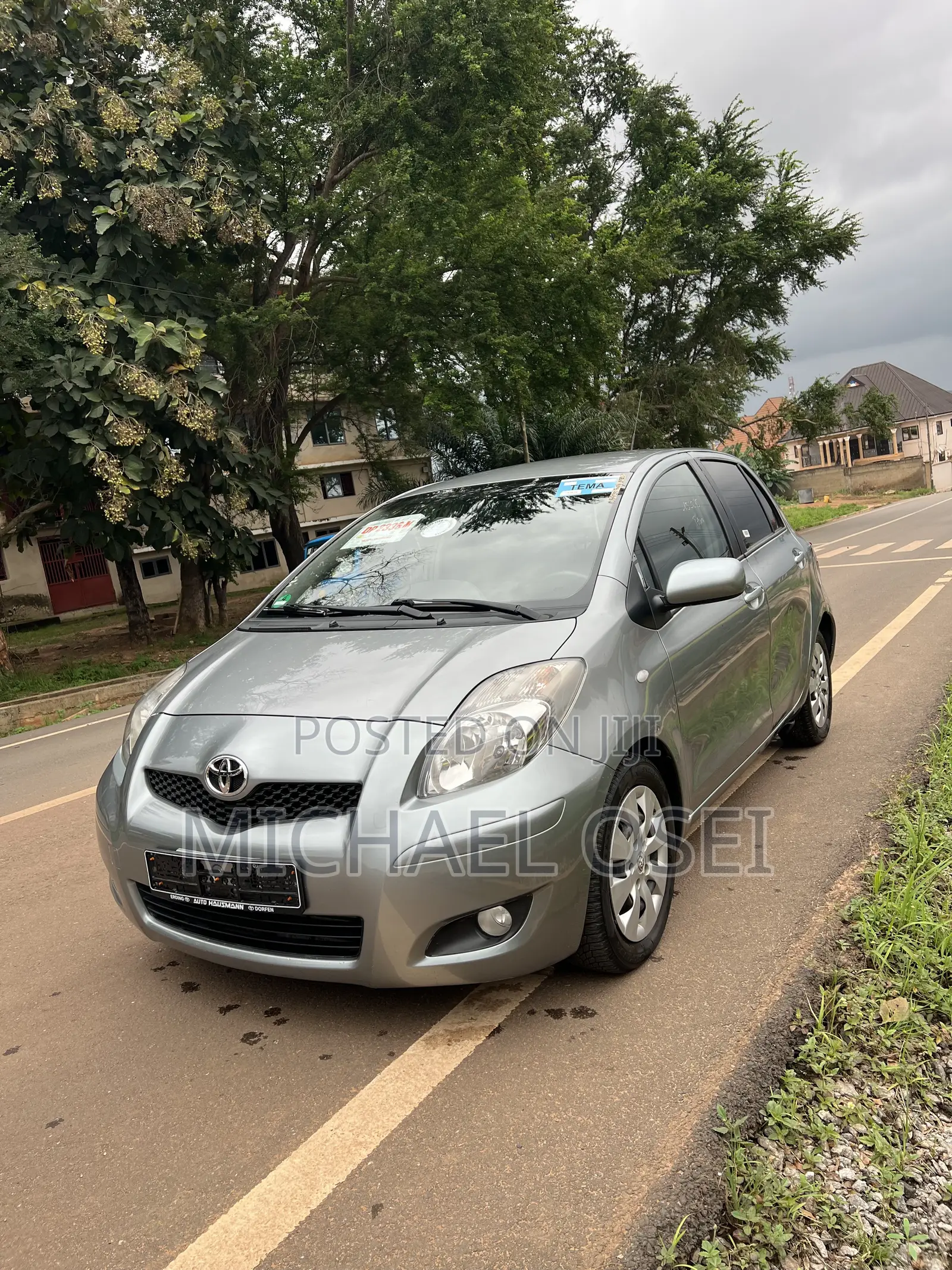 Toyota Yaris Base Hatchback 5dr 2010 Gray