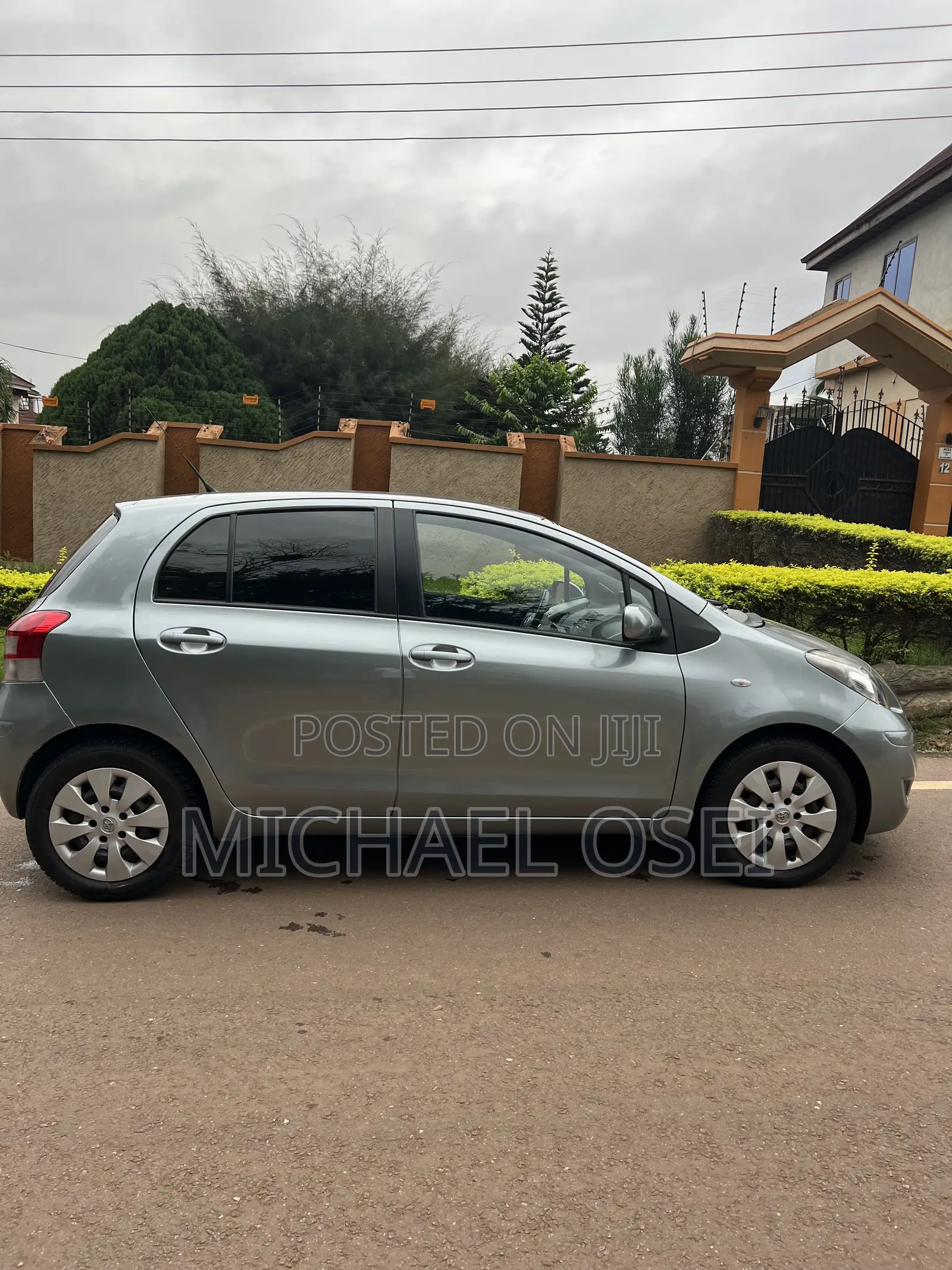 Toyota Yaris Base Hatchback 5dr 2010 Gray