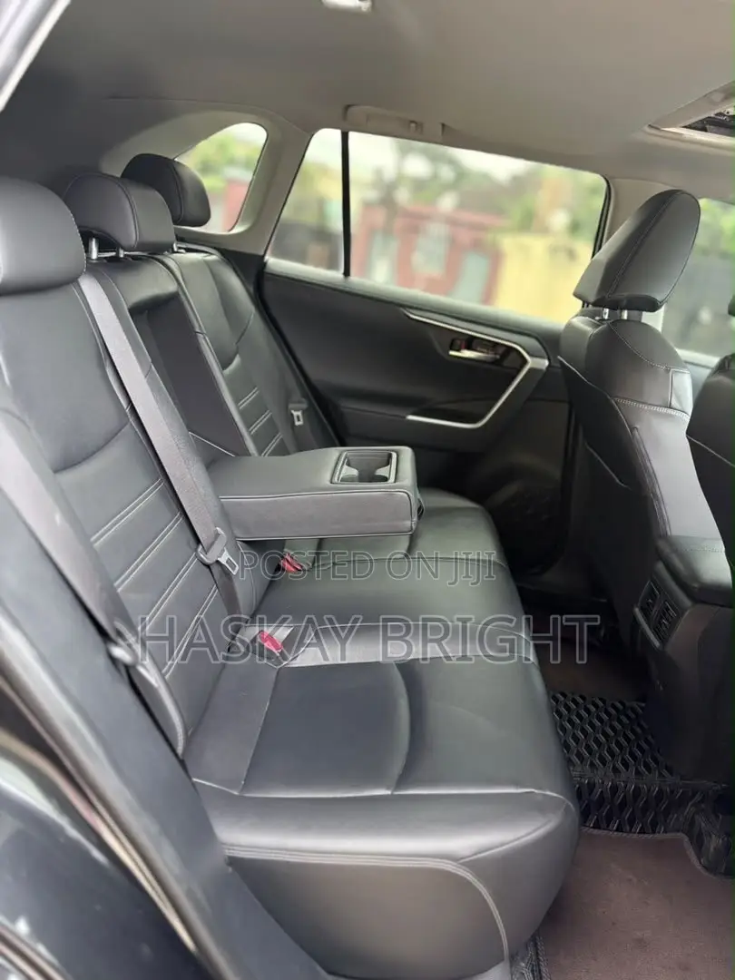 Toyota RAV4 XLE 2021 Black