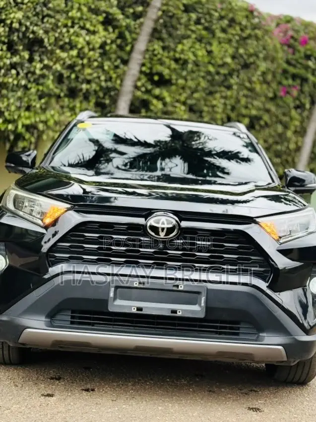 Toyota RAV4 XLE 2021 Black