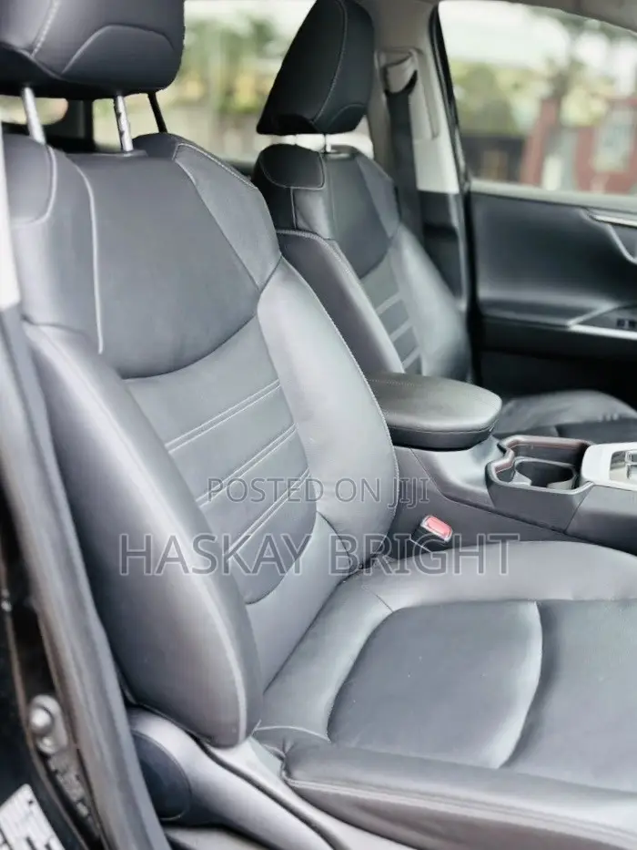 Toyota RAV4 XLE 2021 Black
