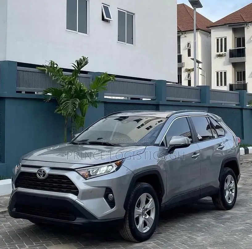 Toyota RAV4 XLE 2021 Silver