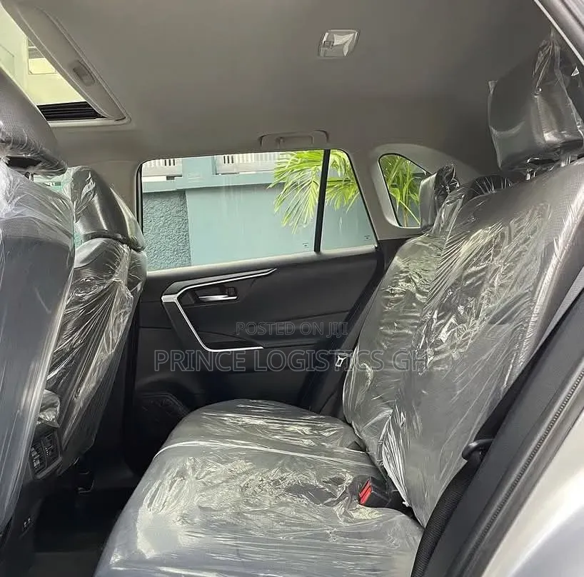 Toyota RAV4 XLE 2021 Silver