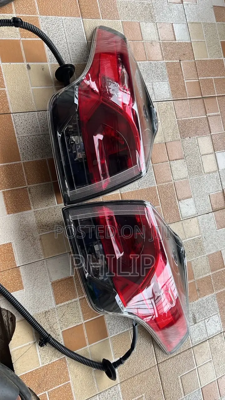 RAV4 2016 Tail Light Pair