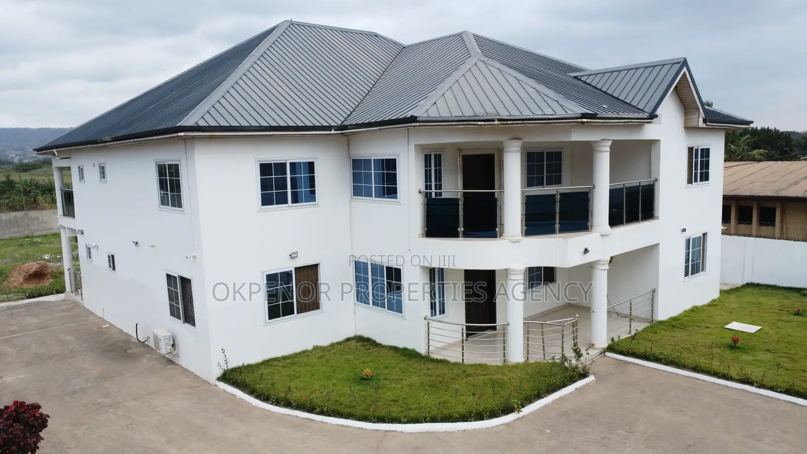 10bdrm House in Pokuase Kumasi Road, Accra Metropolitan for sale