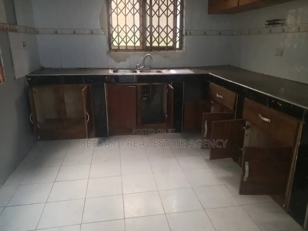 3bdrm House in Sefdard Properties, Ablekuma for rent