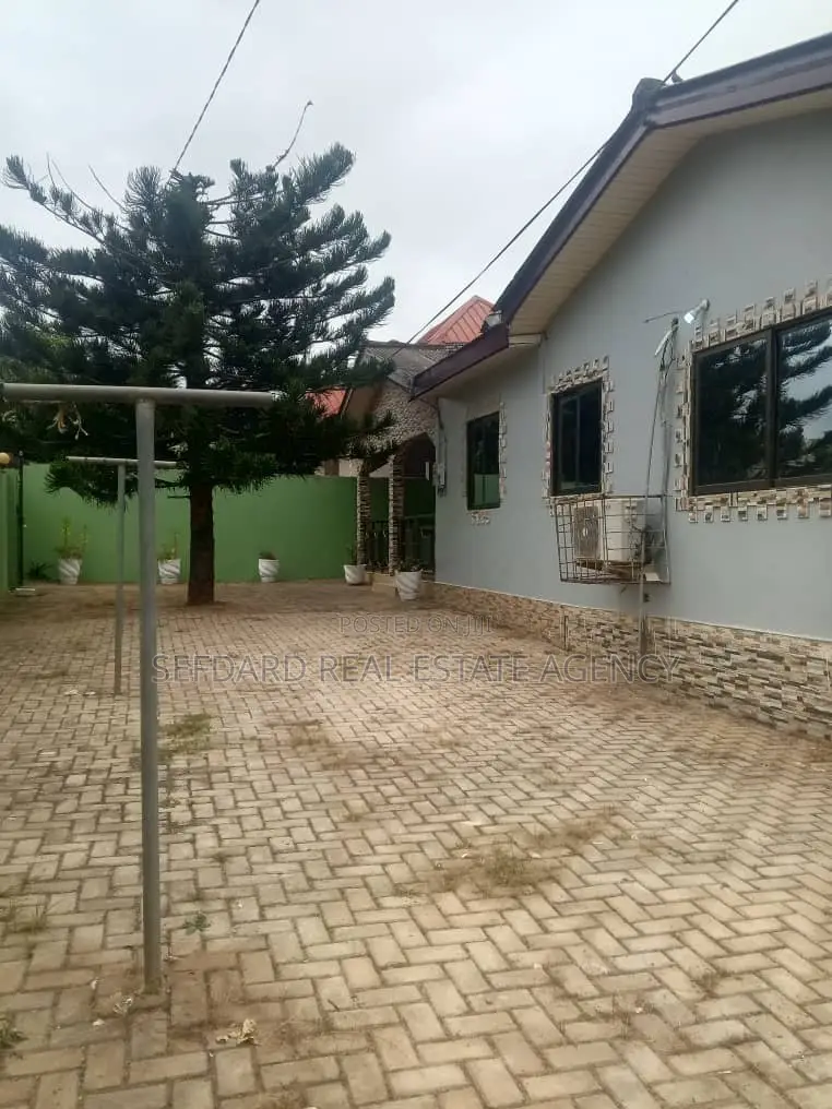 3bdrm House in Sefdard Properties, Ablekuma for rent
