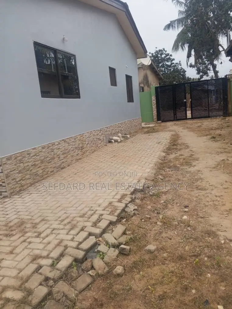 3bdrm House in Sefdard Properties, Ablekuma for rent