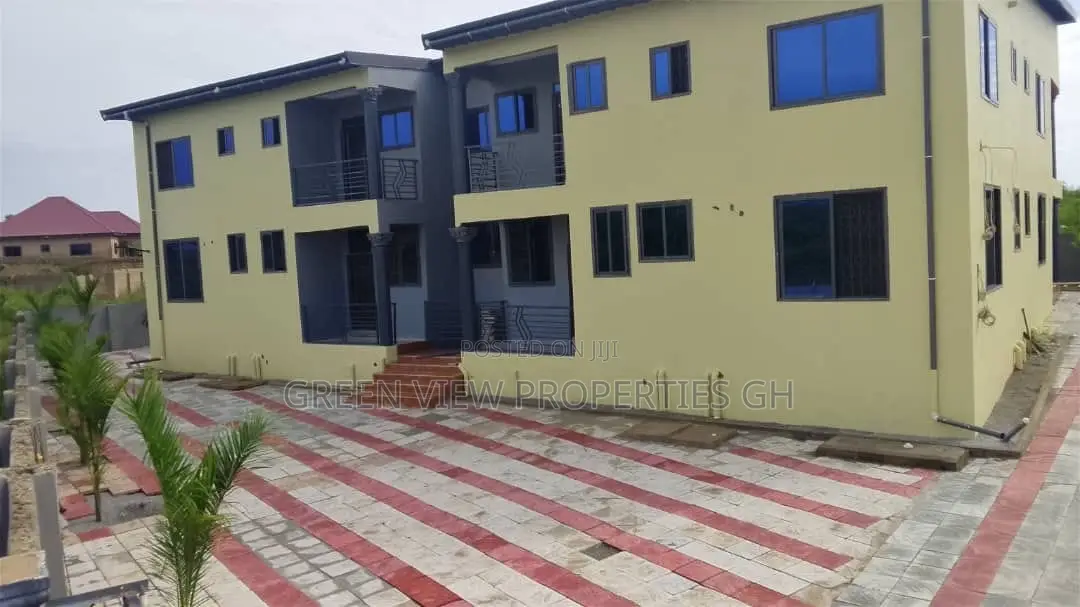 8bdrm Apartment in Kasoa for sale