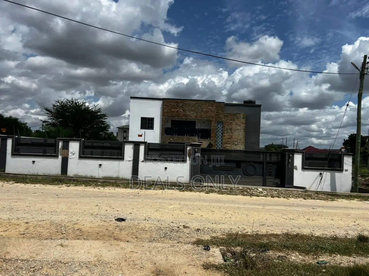 8bdrm Mansion in Accra Metropolitan for sale