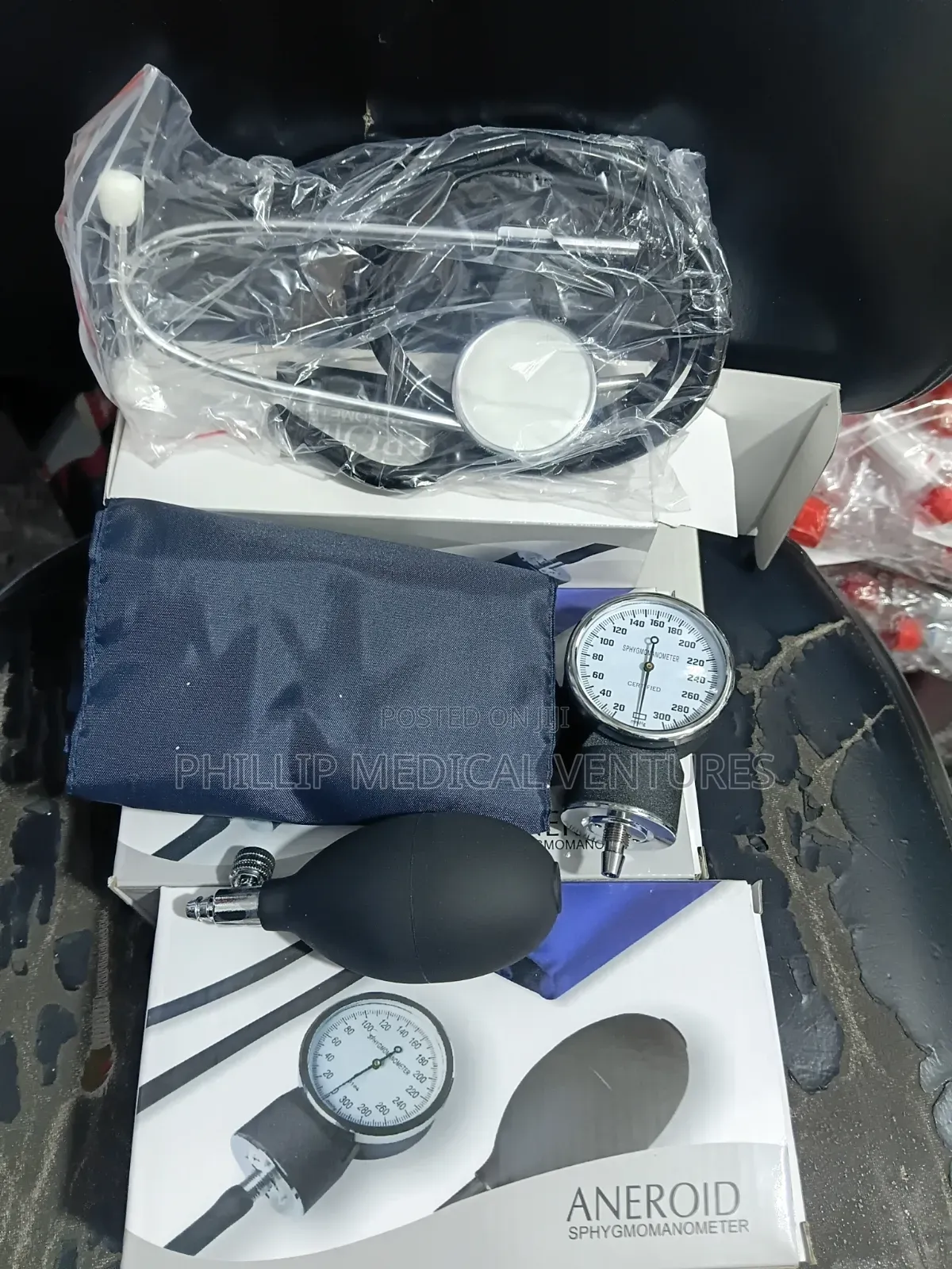 Aneroid Sphygmomanometer With Student Stethoscope