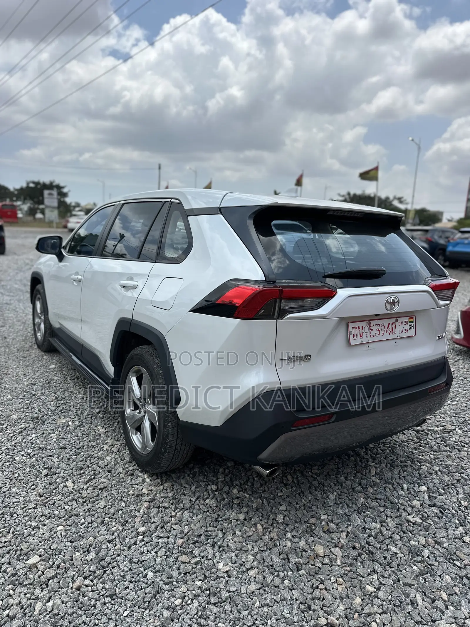 Toyota RAV4 XLE FWD 2023 White