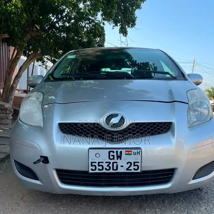 Toyota Vitz 2010 Silver