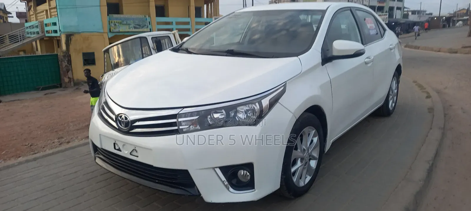 Toyota Corolla LE 4dr Sedan (1.8L 4cyl CVT) 2017 White