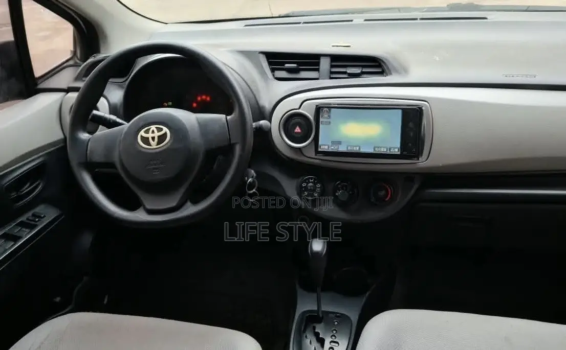 Toyota Vitz 1.0 FWD 3dr 2012 White