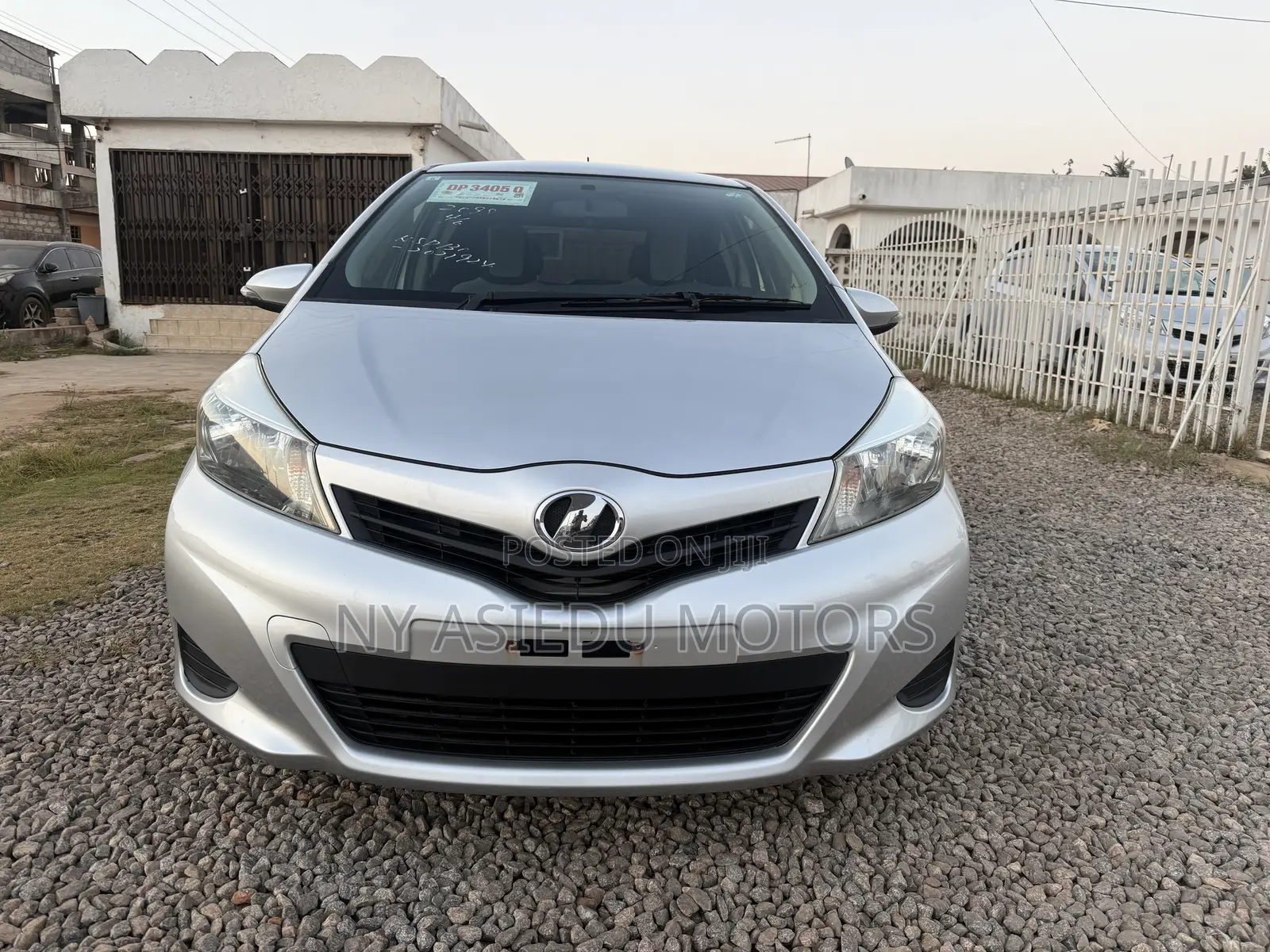 Toyota Vitz 1.3 FWD 5dr 2012 Silver