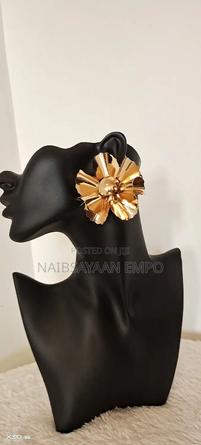 Golden Luxry Texture Flower Earring