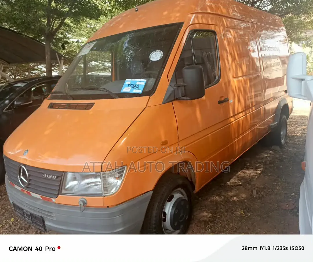 Mercedes-Benz Sprinter 2000 Orange