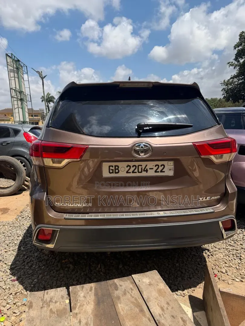 Toyota Highlander XLE 2019 Brown