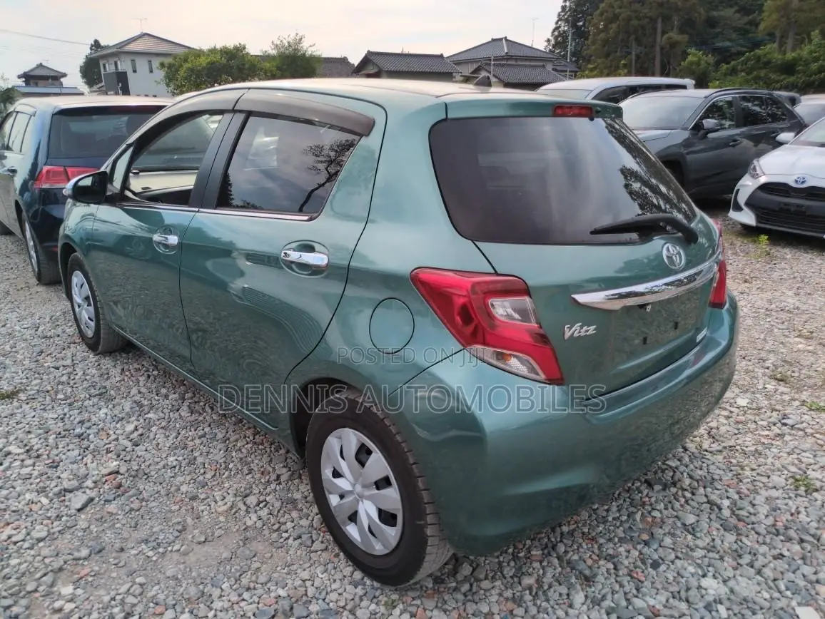 Toyota Vitz 1.3 FWD 5dr 2015 Green