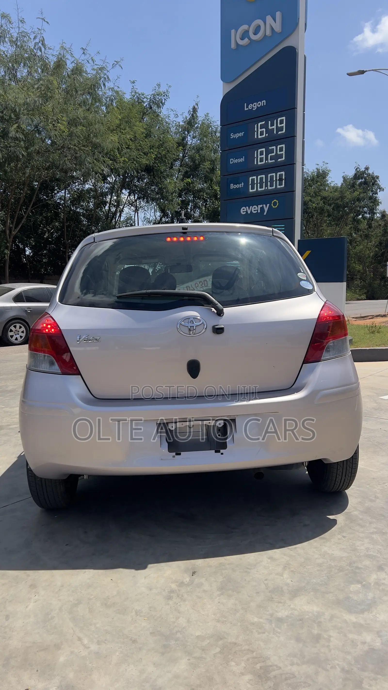 Toyota Vitz 1.3 FWD 5dr 2010 Silver