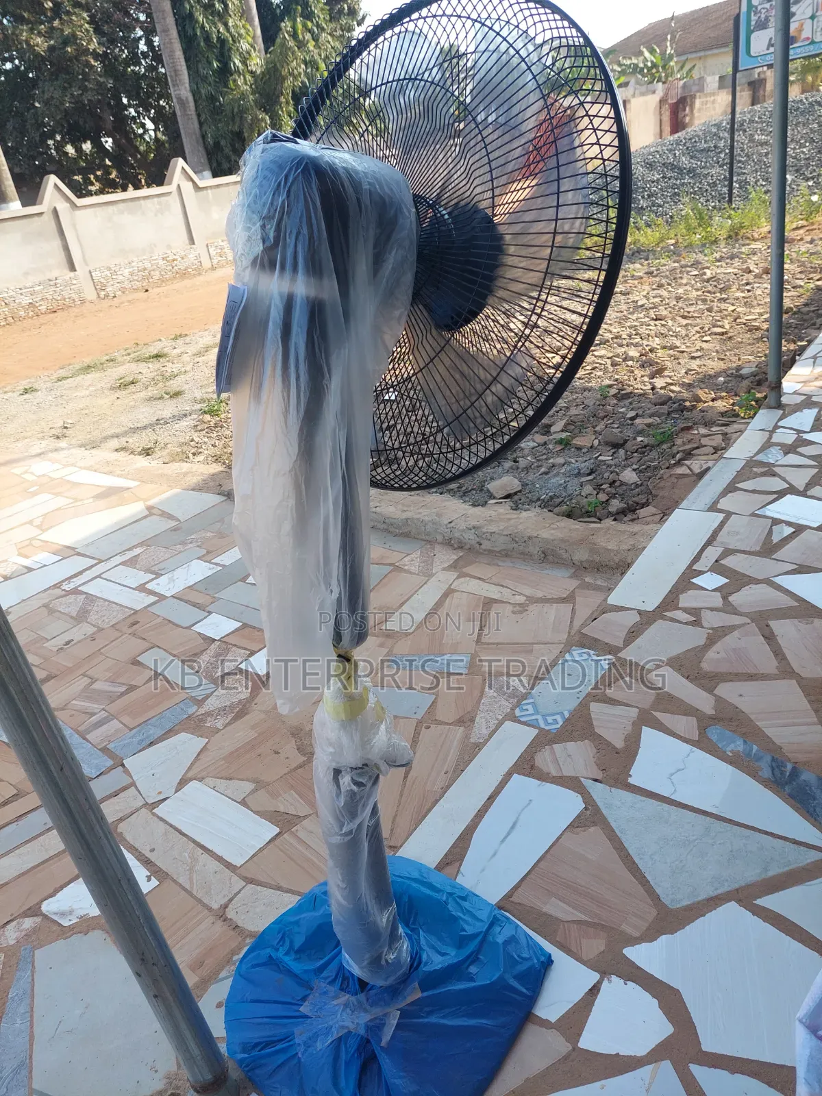 Black Longson Electric Fan With Remote