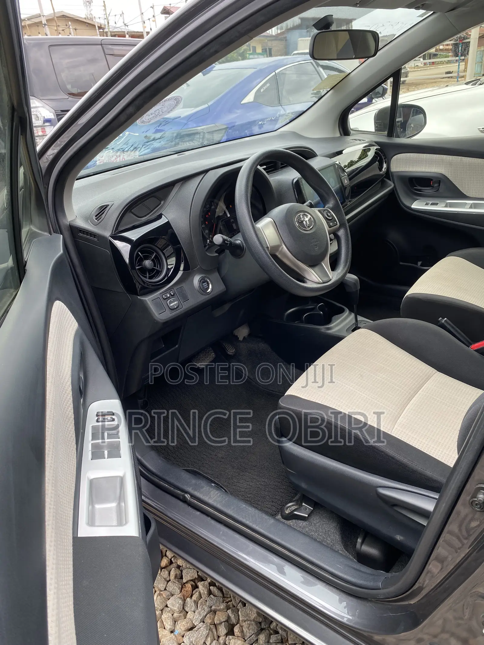 Toyota Vitz 1.3 AWD 5dr 2015 Gray