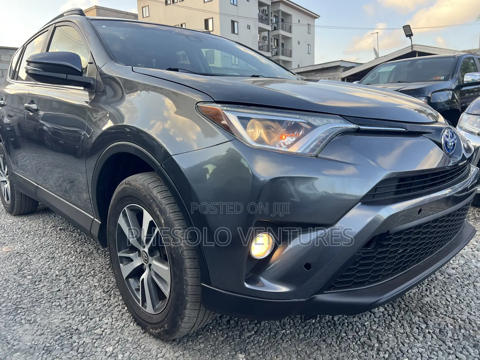 Toyota RAV4 XLE 4dr SUV (2.5L 4cyl 6A) 2018 Gray
