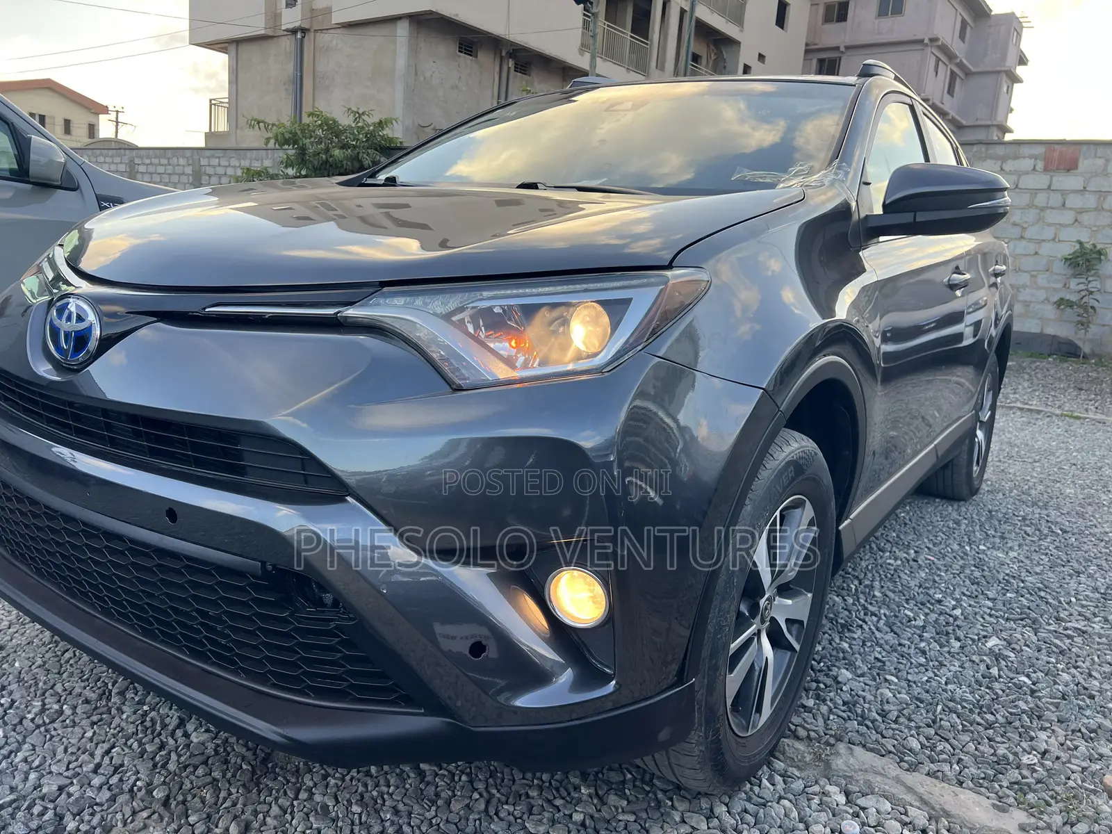 Toyota RAV4 XLE 4dr SUV (2.5L 4cyl 6A) 2018 Gray