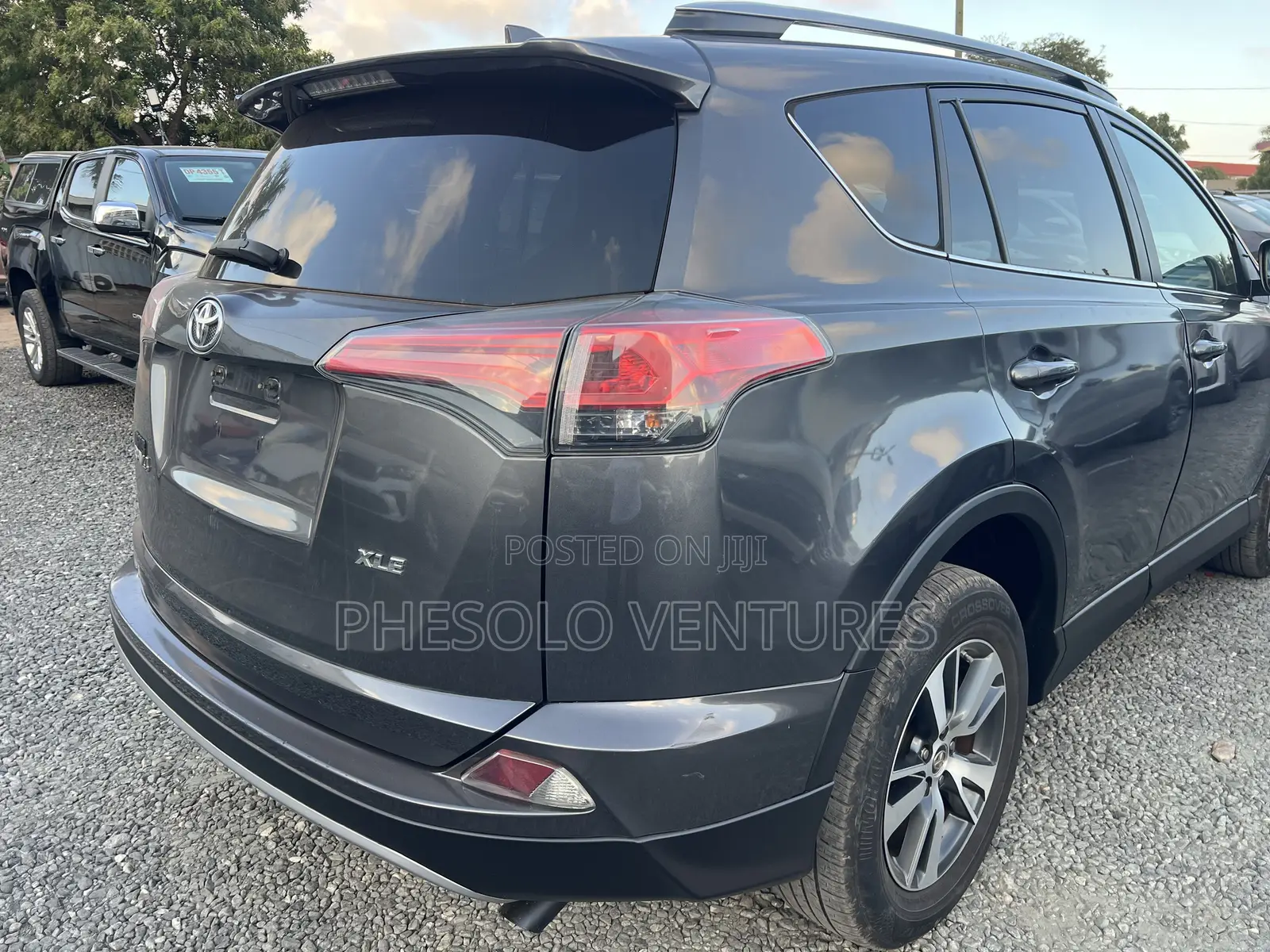 Toyota RAV4 XLE 4dr SUV (2.5L 4cyl 6A) 2018 Gray