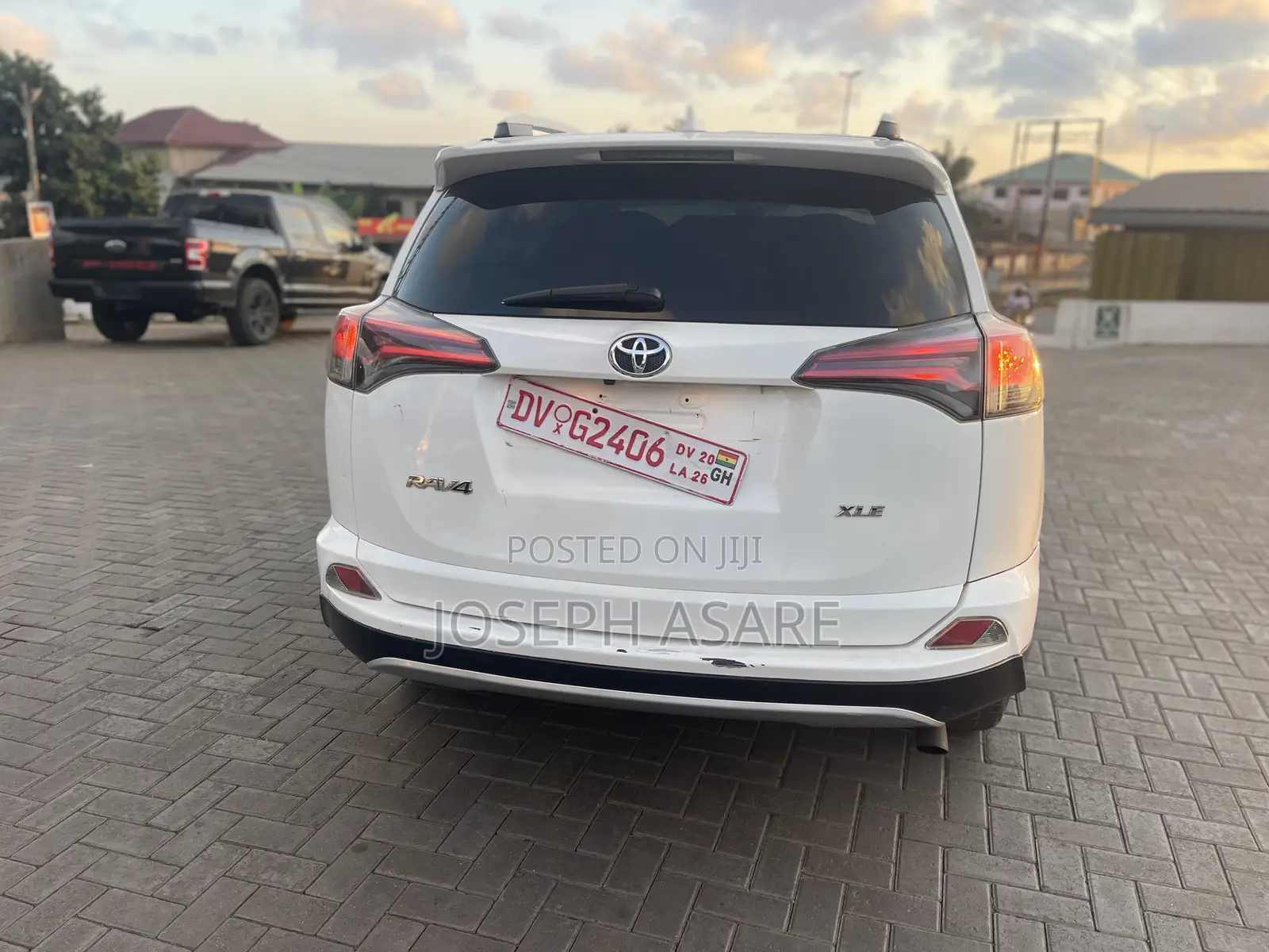 Toyota RAV4 XLE 4dr SUV (2.5L 4cyl 6A) 2018 White