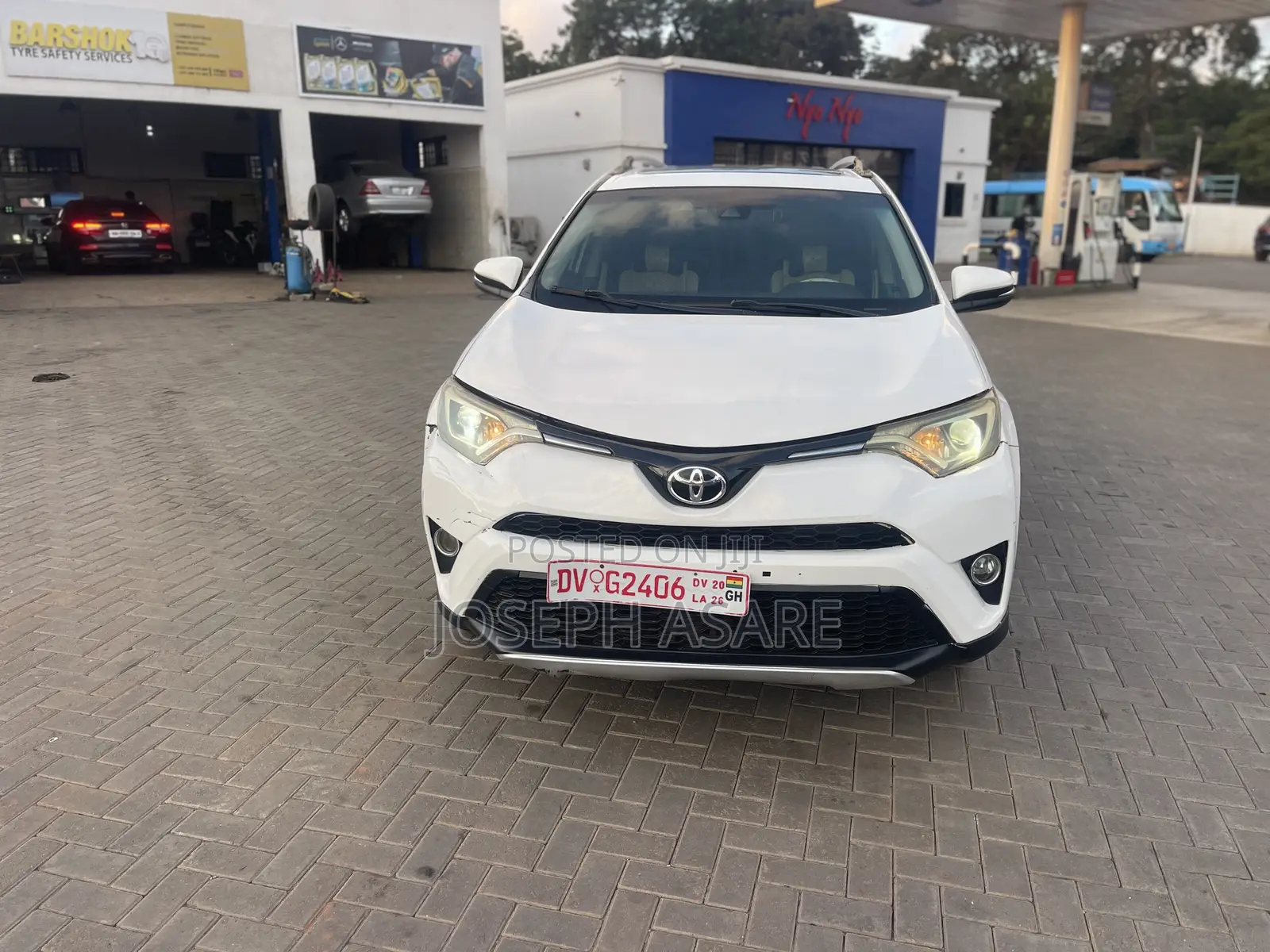 Toyota RAV4 XLE 4dr SUV (2.5L 4cyl 6A) 2018 White