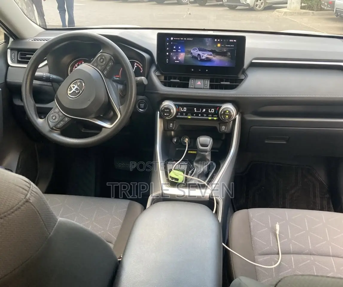Toyota RAV4 XLE 2025 White