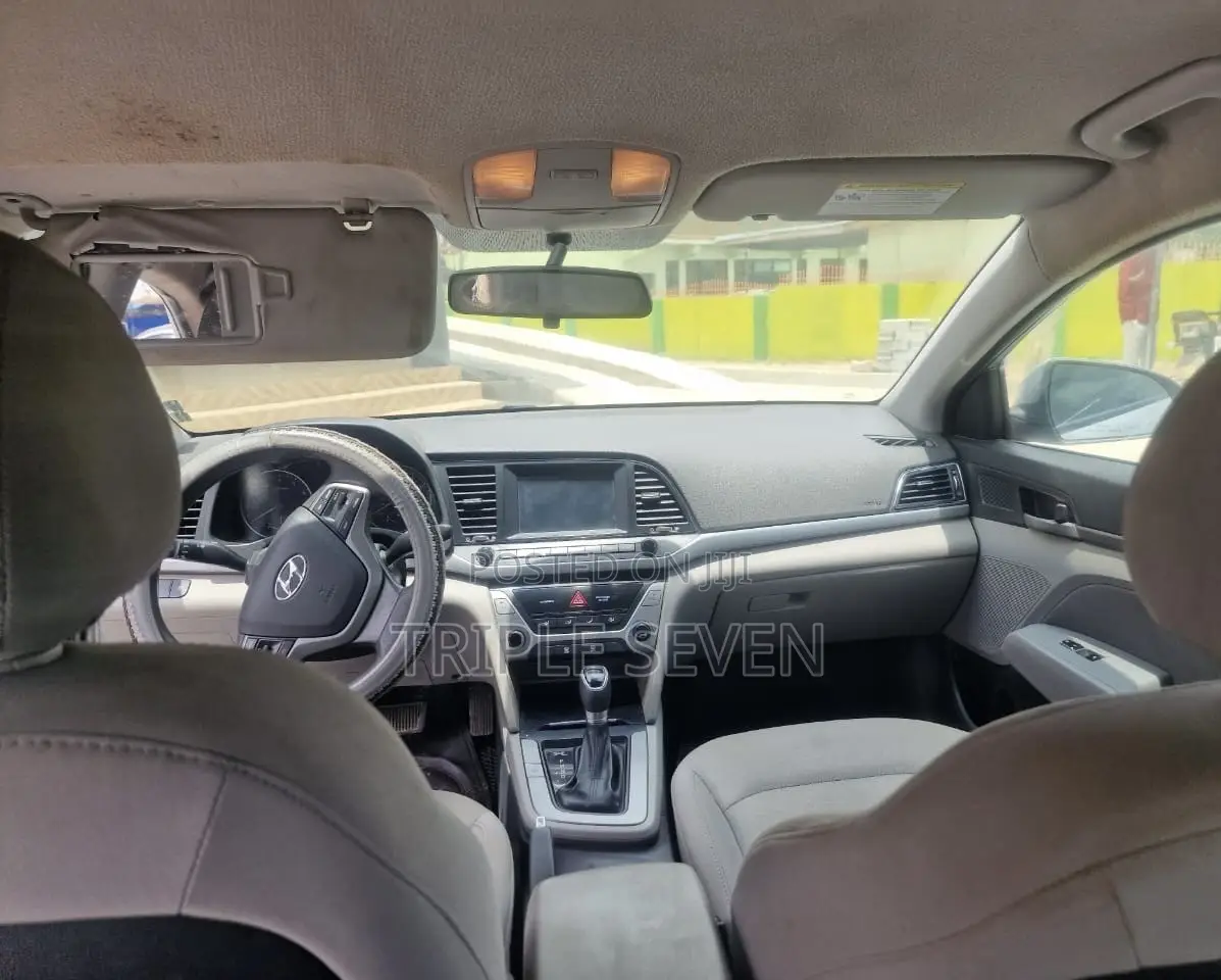 Hyundai Elantra SE Sedan FWD (2.0L 4cyl 6M) 2017 White