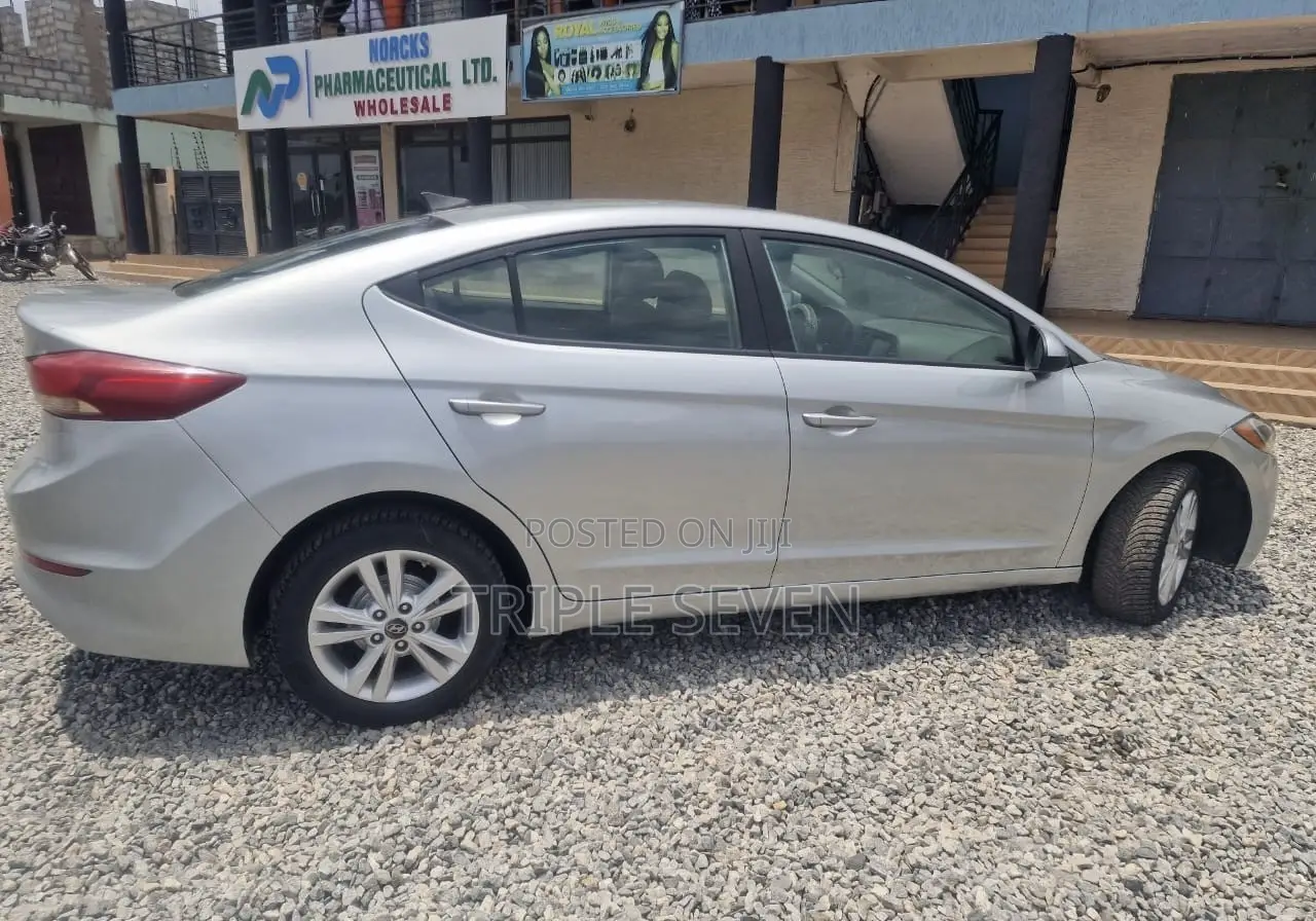 Hyundai Elantra SE Sedan FWD (2.0L 4cyl 6M) 2017 White