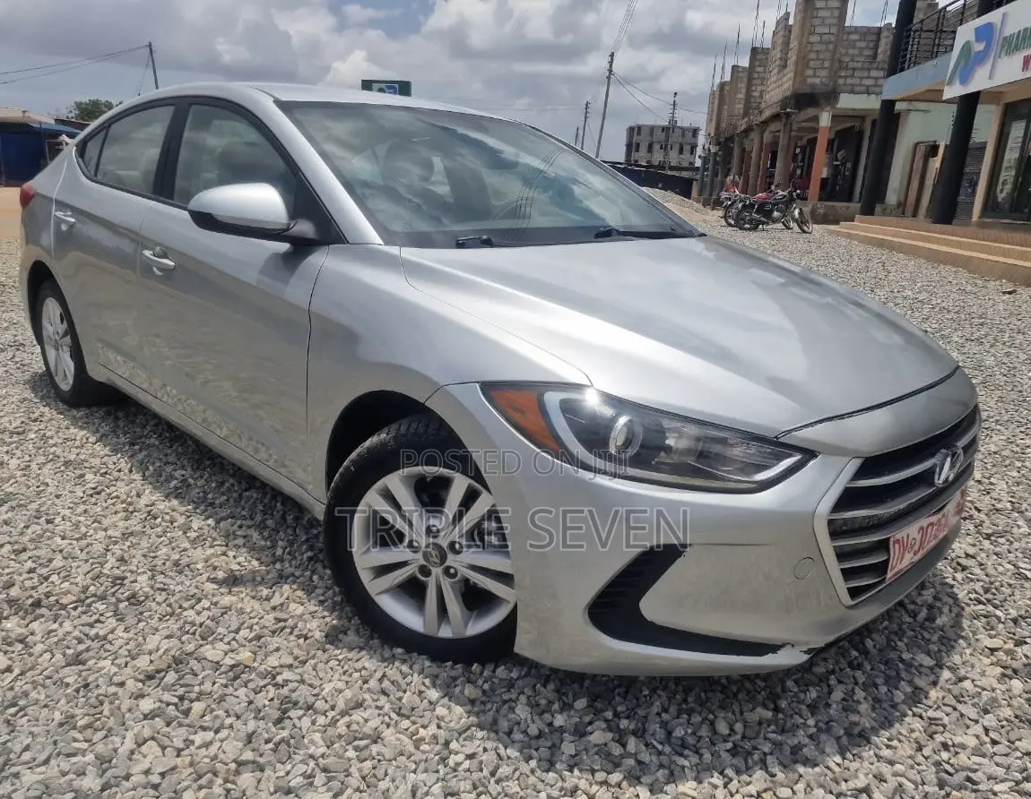 Hyundai Elantra SE Sedan FWD (2.0L 4cyl 6M) 2017 White