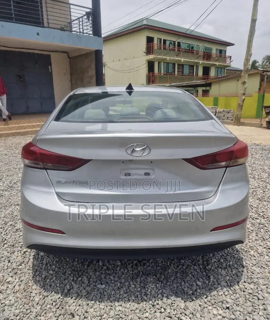 Hyundai Elantra SE Sedan FWD (2.0L 4cyl 6M) 2017 White