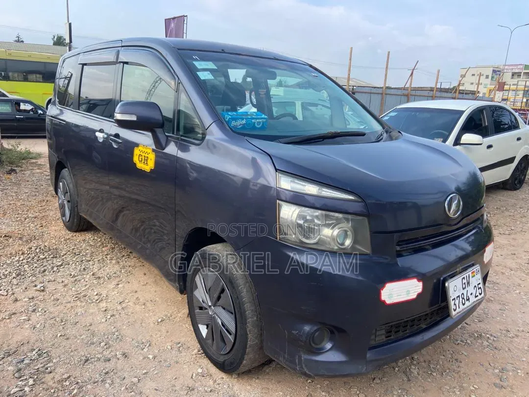 Toyota Voxy 2013 Gray