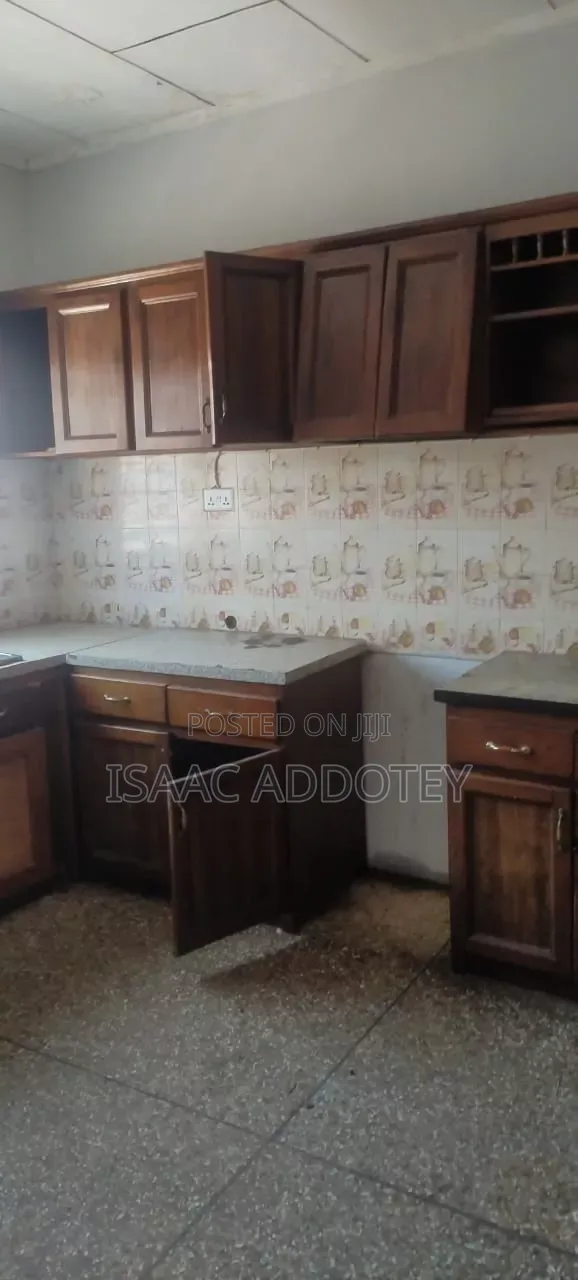 3bdrm House in 3 Bedrm Self, Baatsona Total for rent