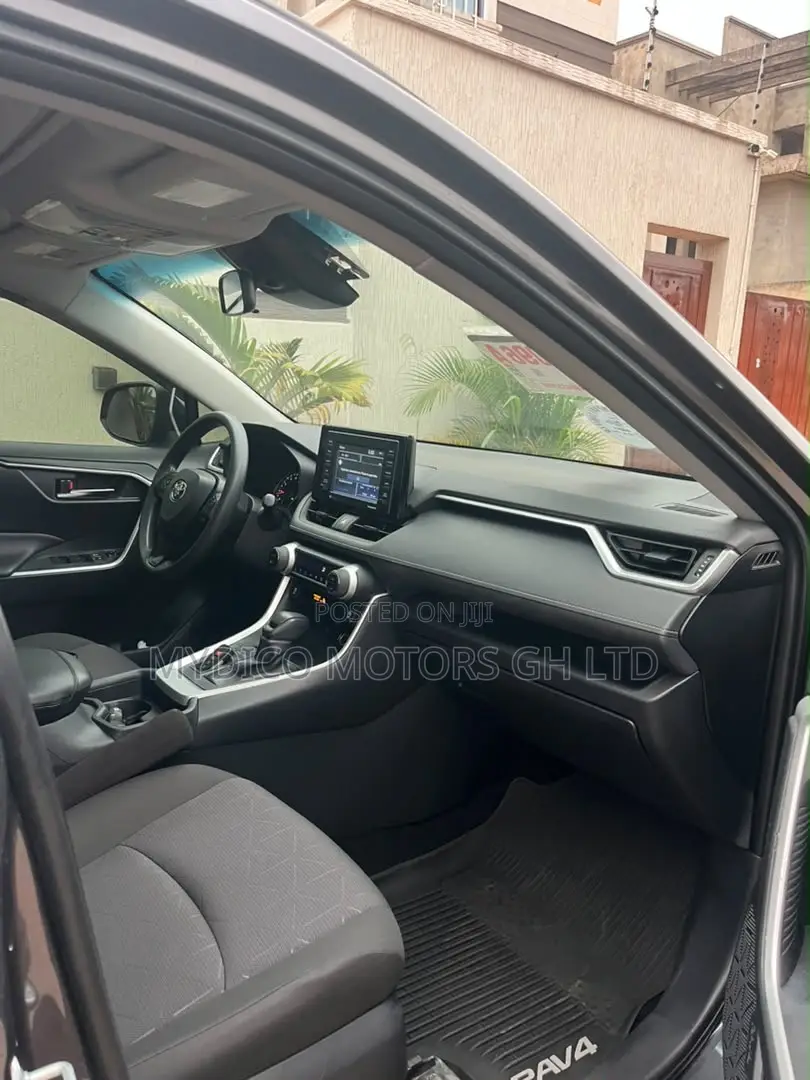 Toyota RAV4 XLE 2022 Gray