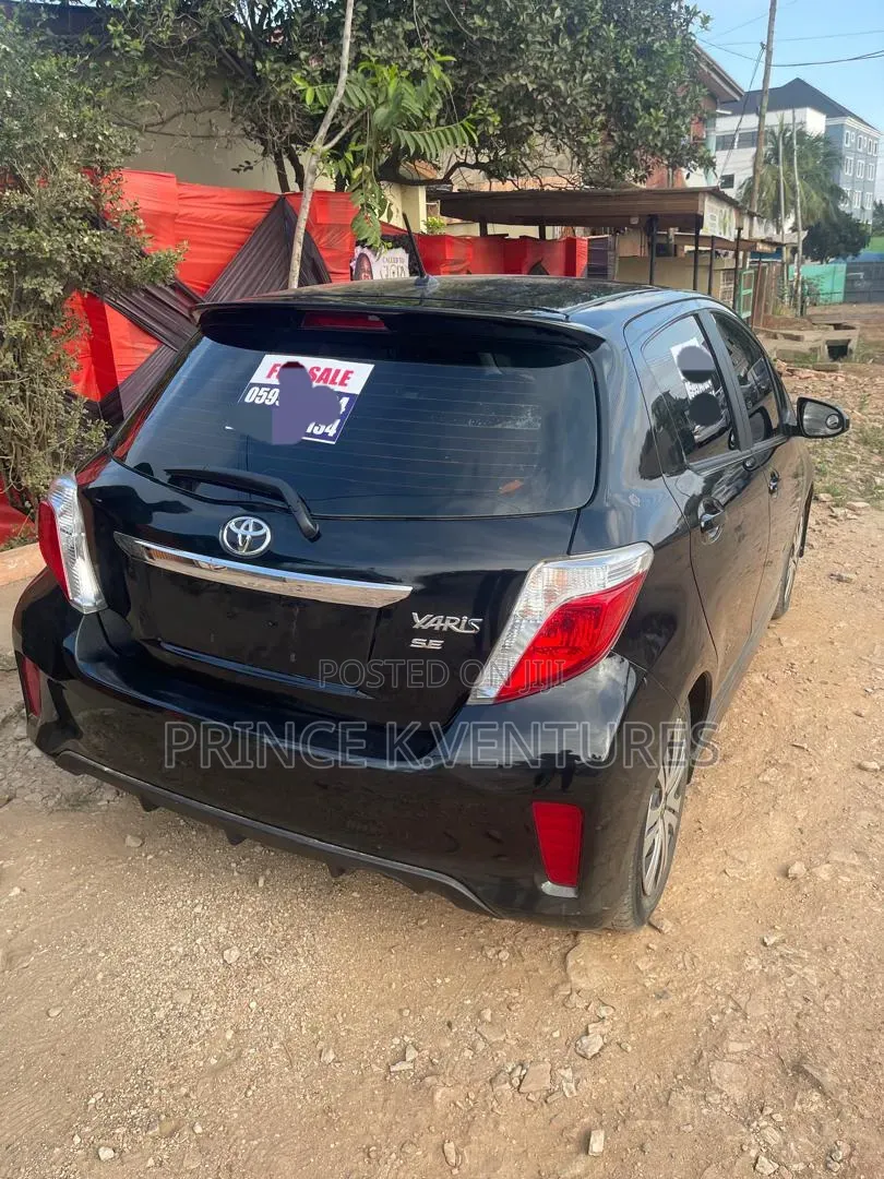 Toyota Yaris 2012 Black