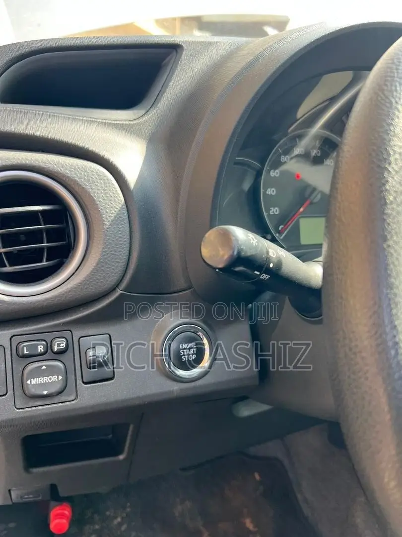 Toyota Vitz 2012 Silver