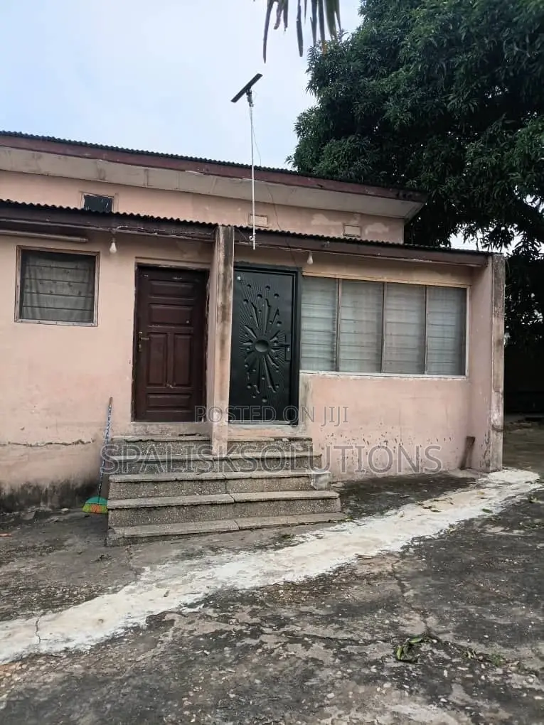 5bdrm House in Awudome Estate for sale