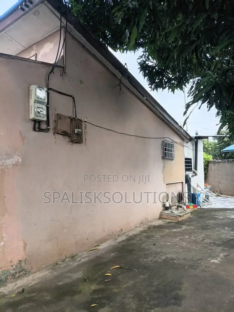 5bdrm House in Awudome Estate for sale