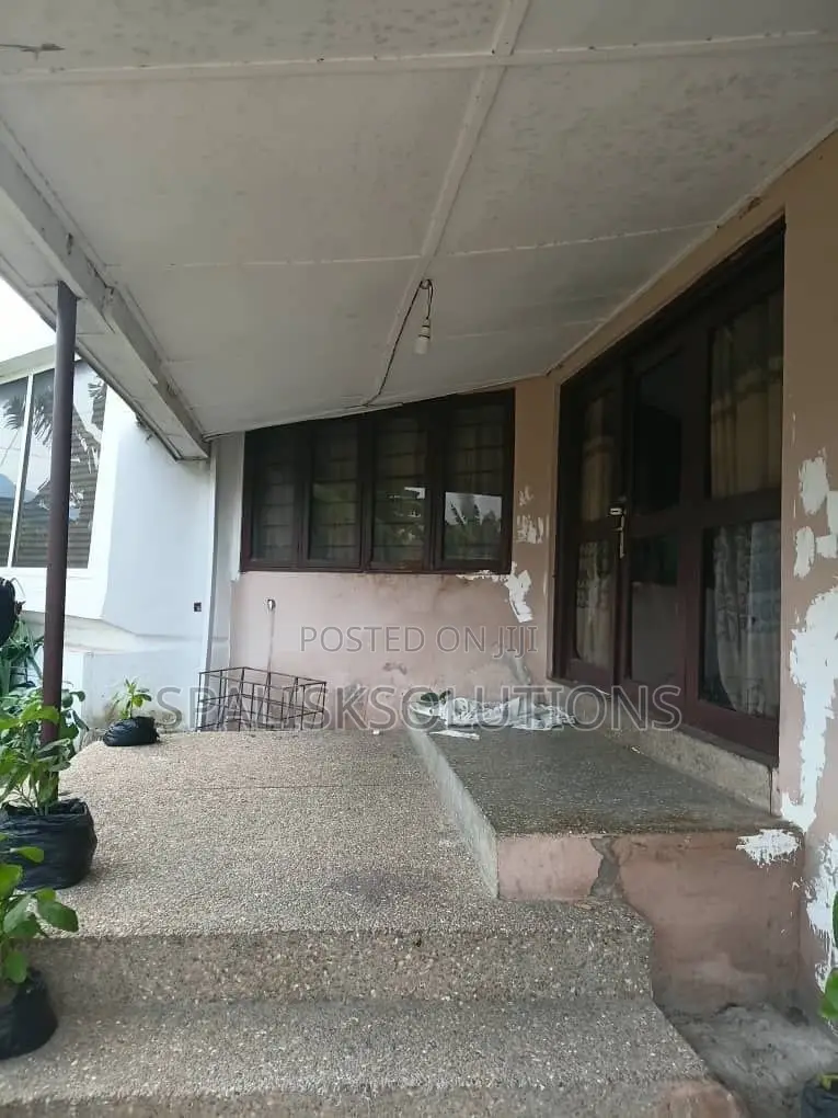5bdrm House in Awudome Estate for sale