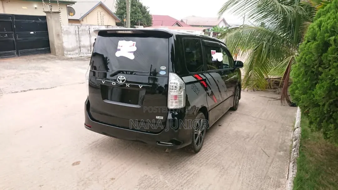 Toyota Voxy 2011 Black