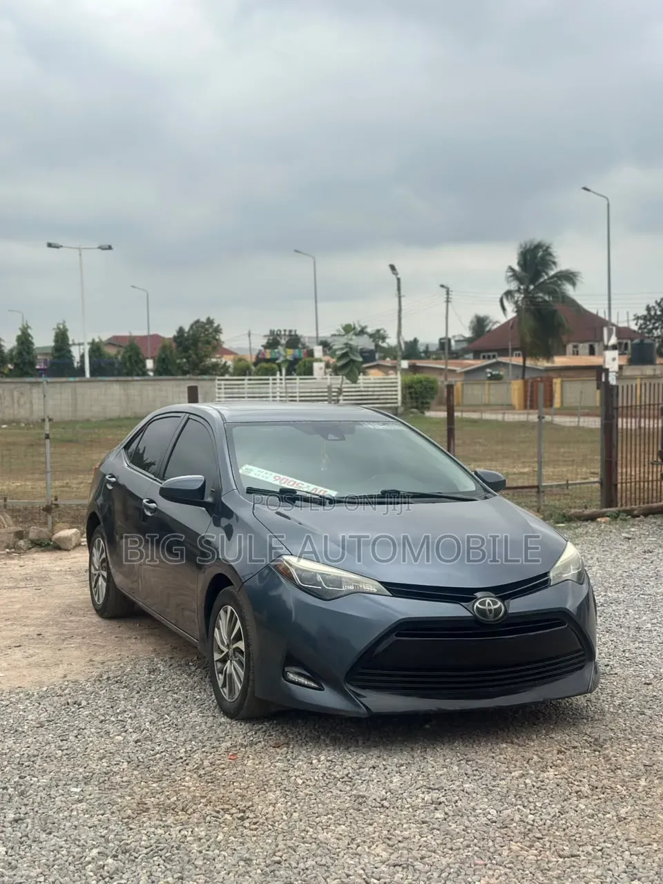 Toyota Corolla XLE (1.8L 4cyl 2A) 2018 Gray