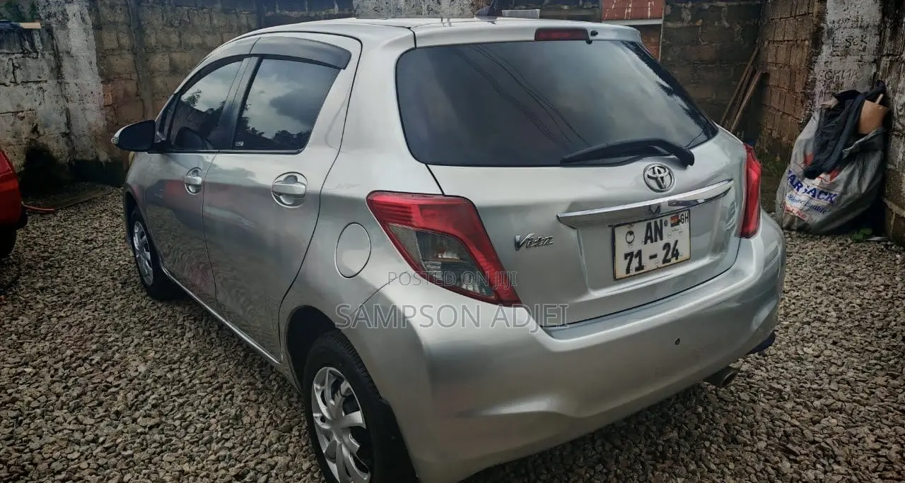 Toyota Vitz 2012 Silver